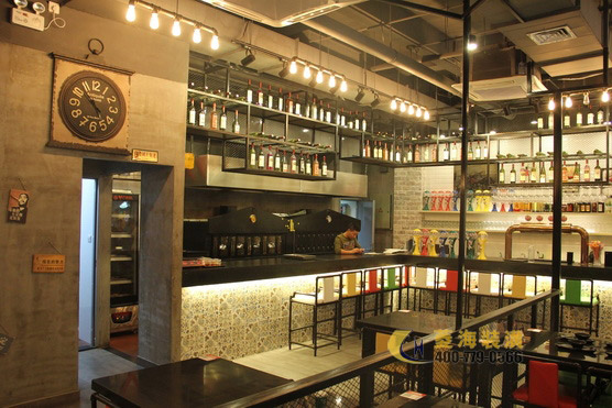 燒烤店吧臺酒架設計